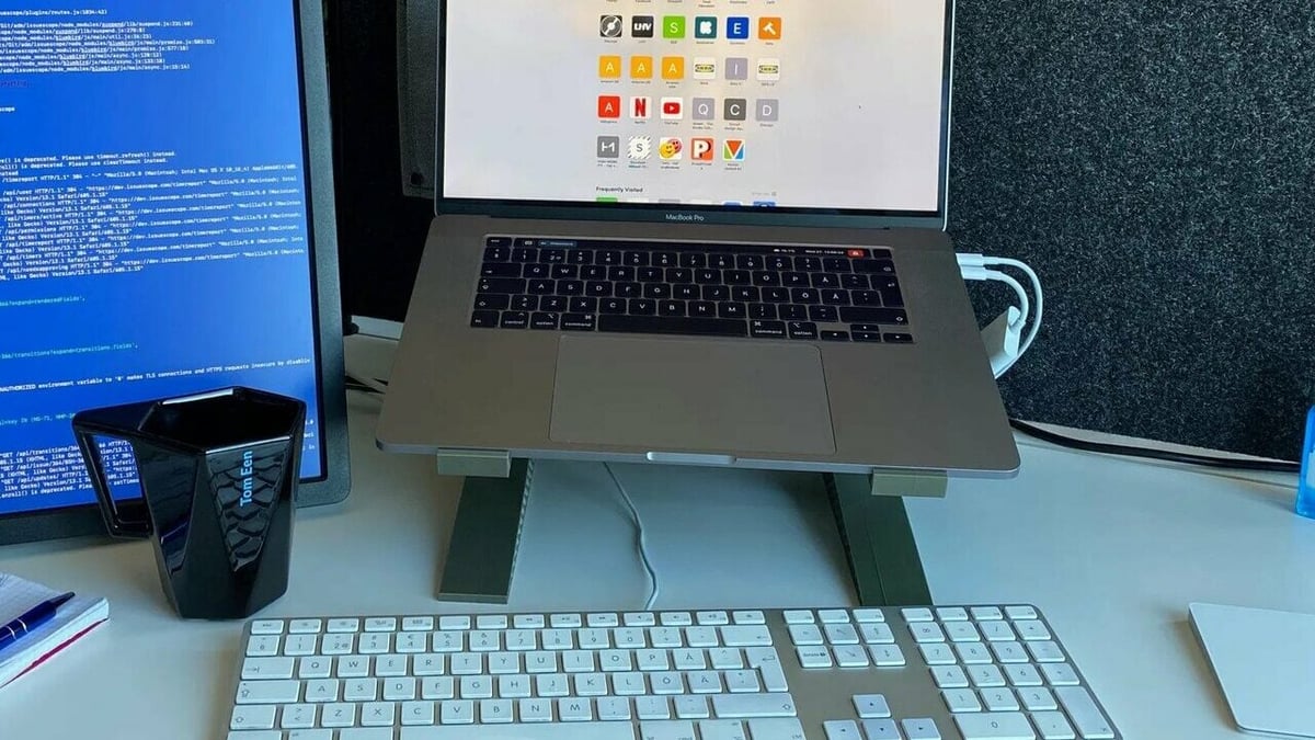 Sophisticated stand for a MacBook