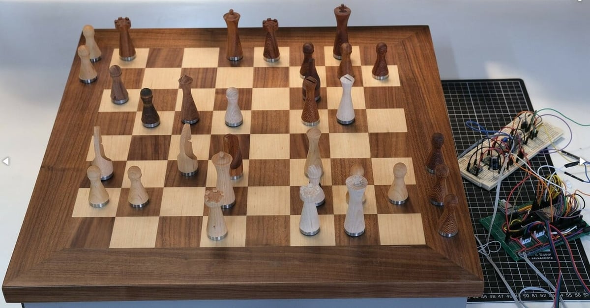 This chessboard lets you play matches with other people over the internet on an actual chessboard!