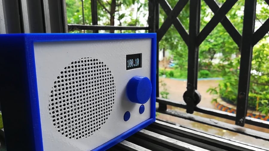 This simple and elegant radio is a nice project for those starting out with electronics