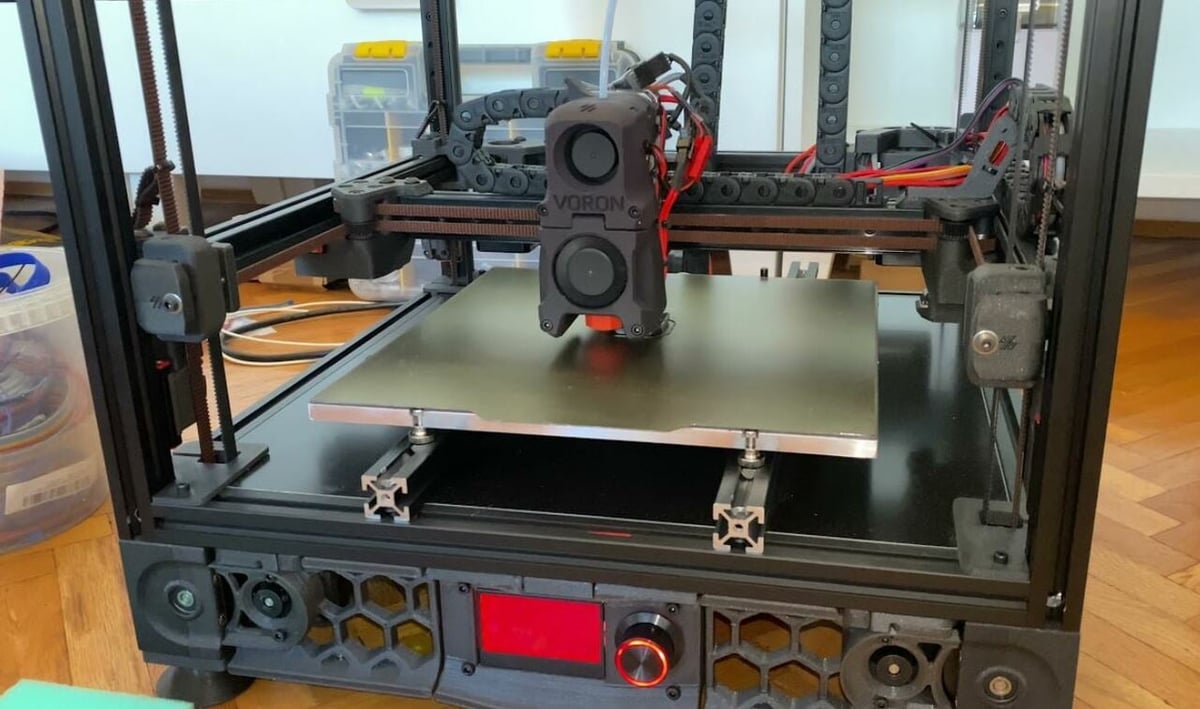 Like most CoreXY machines, the Voron 2.4 has a box-like frame and the printhead moves across the X and Y axes