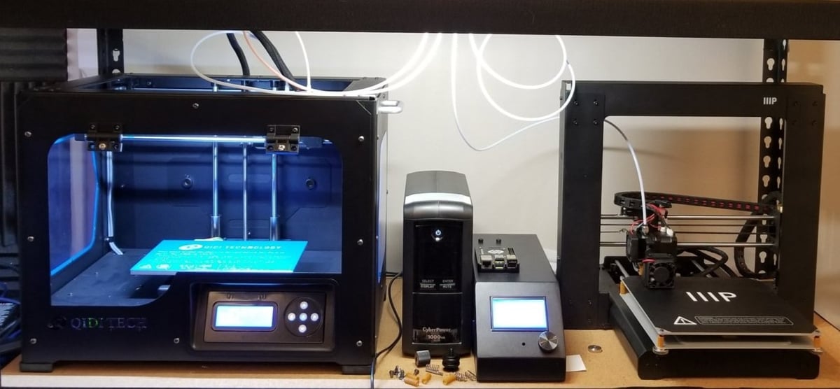 An inverse Cartesian (left) and i3-style printer
