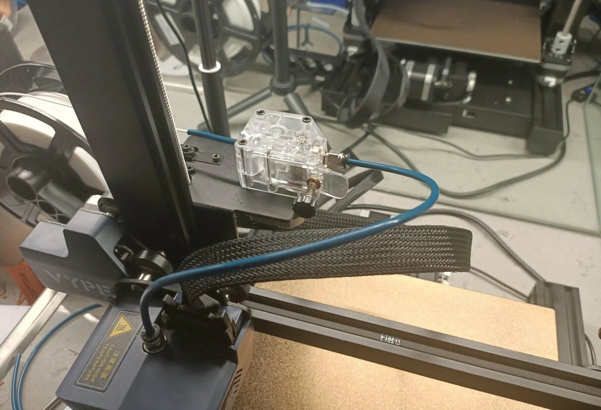Give filament a tighter space to move from the extruder to the hot end