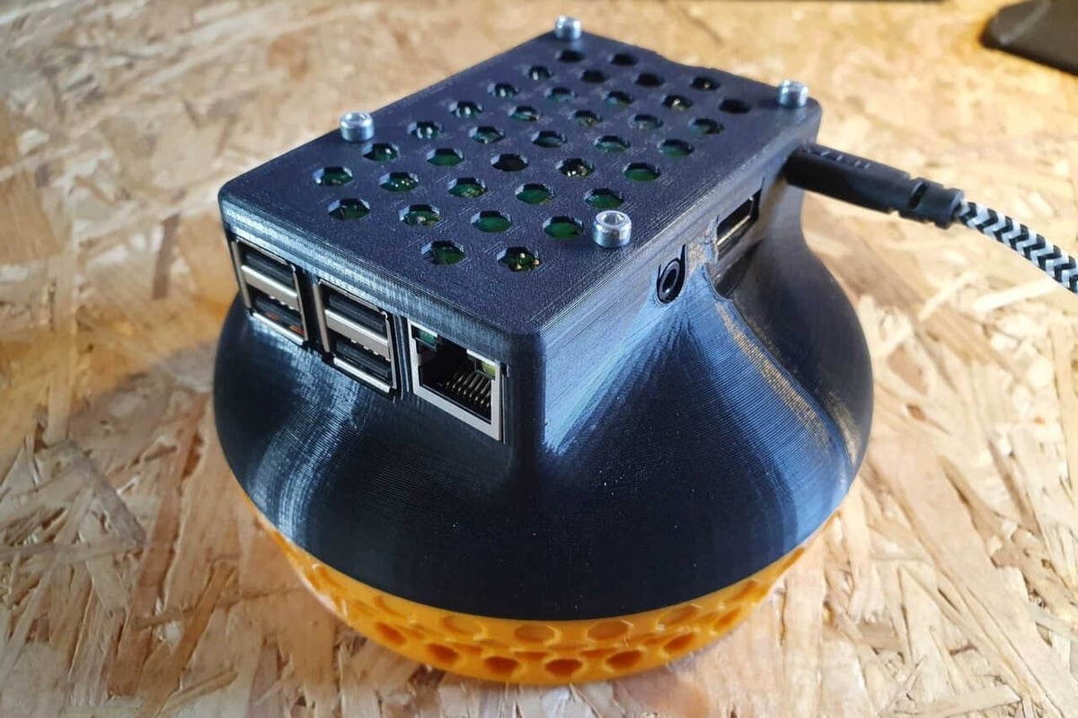 3D Printable Raspberry Pi 4 case with fan mount by iani_ancilla