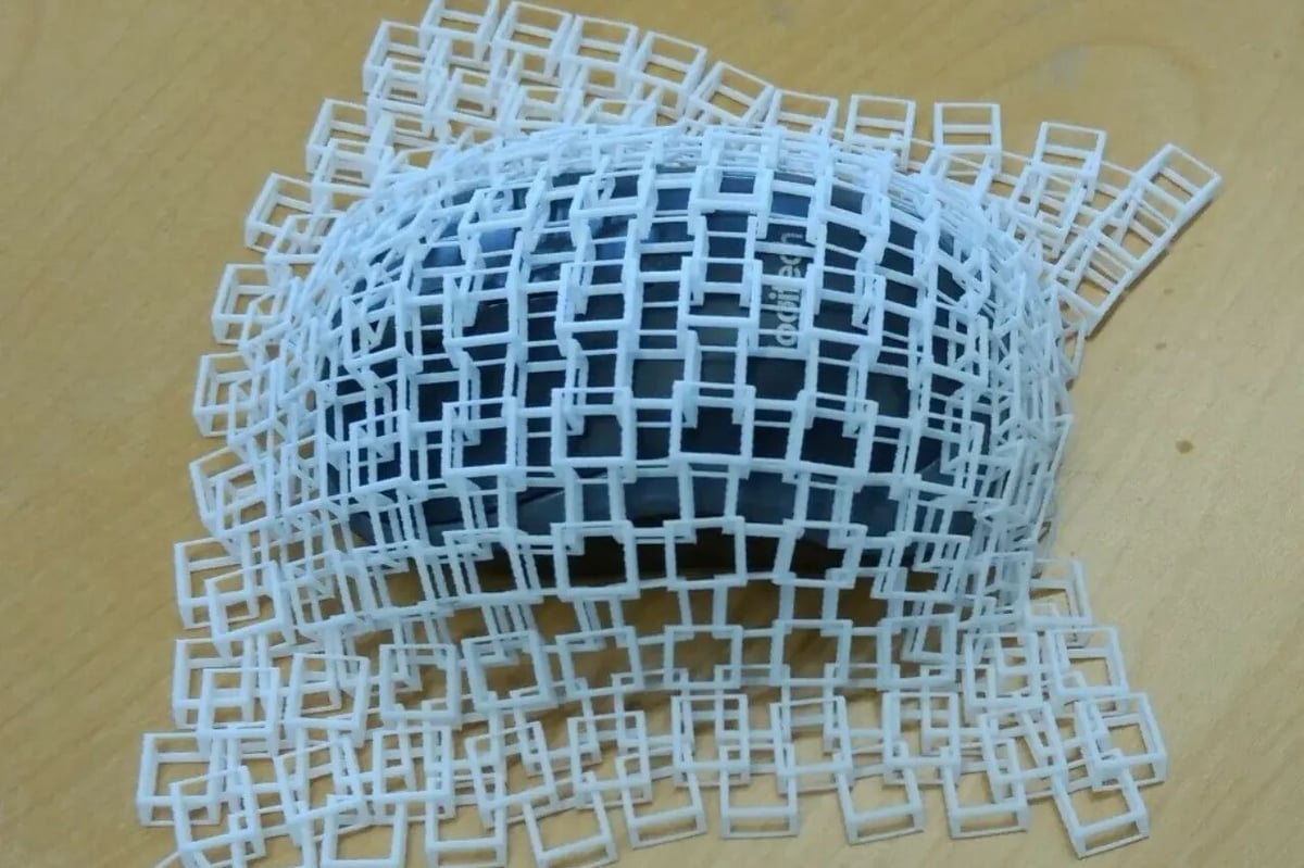 Chainmail can be used as a veil to partially obscure objects