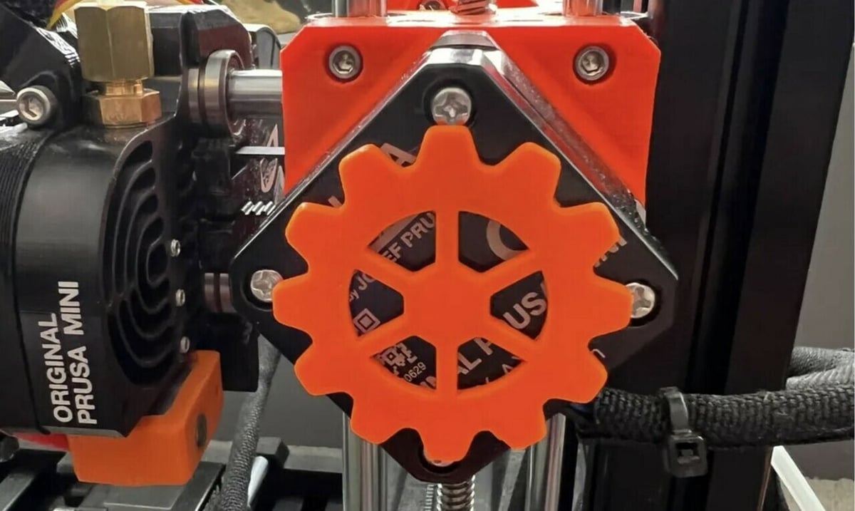 An extruder visualizer attaches to the back side of the Prusa Mini's extruder motor