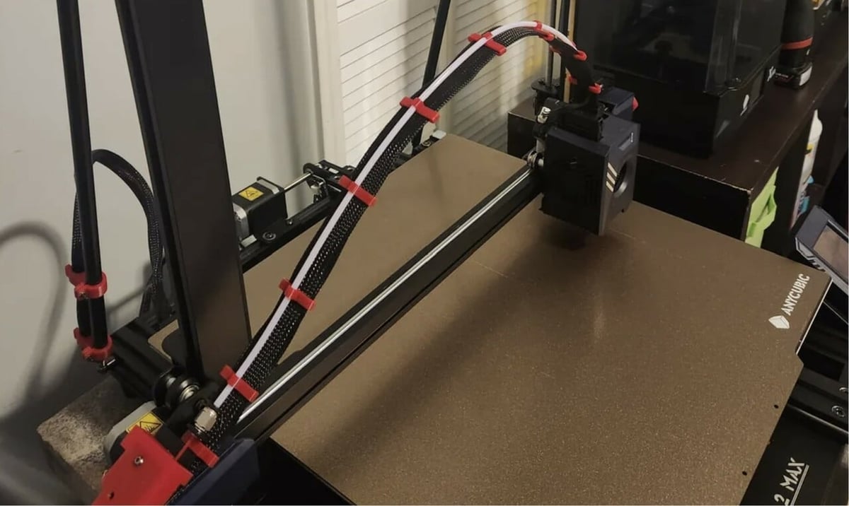 This cable clip works on any version of the Anycubic Kobra 2