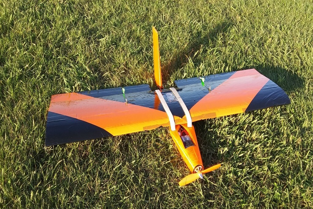 A play-hard flying toy