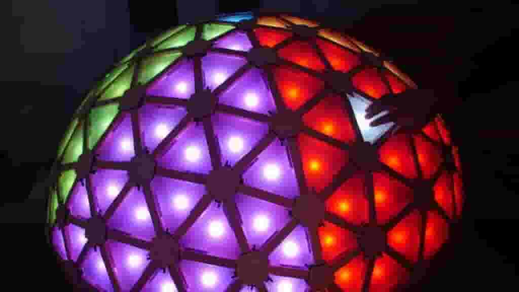 Featured image of This Interactive Geodesic LED Dome is Crazy Hypnotic