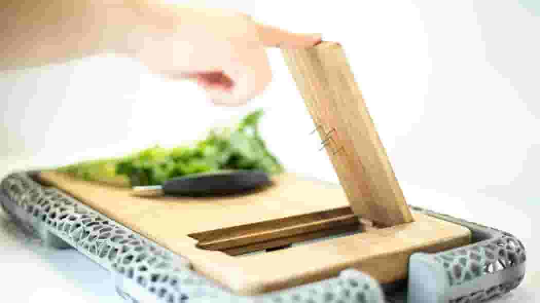 Featured image of 3D Printed Voronoi Food Preparation System Helps Those with One Hand