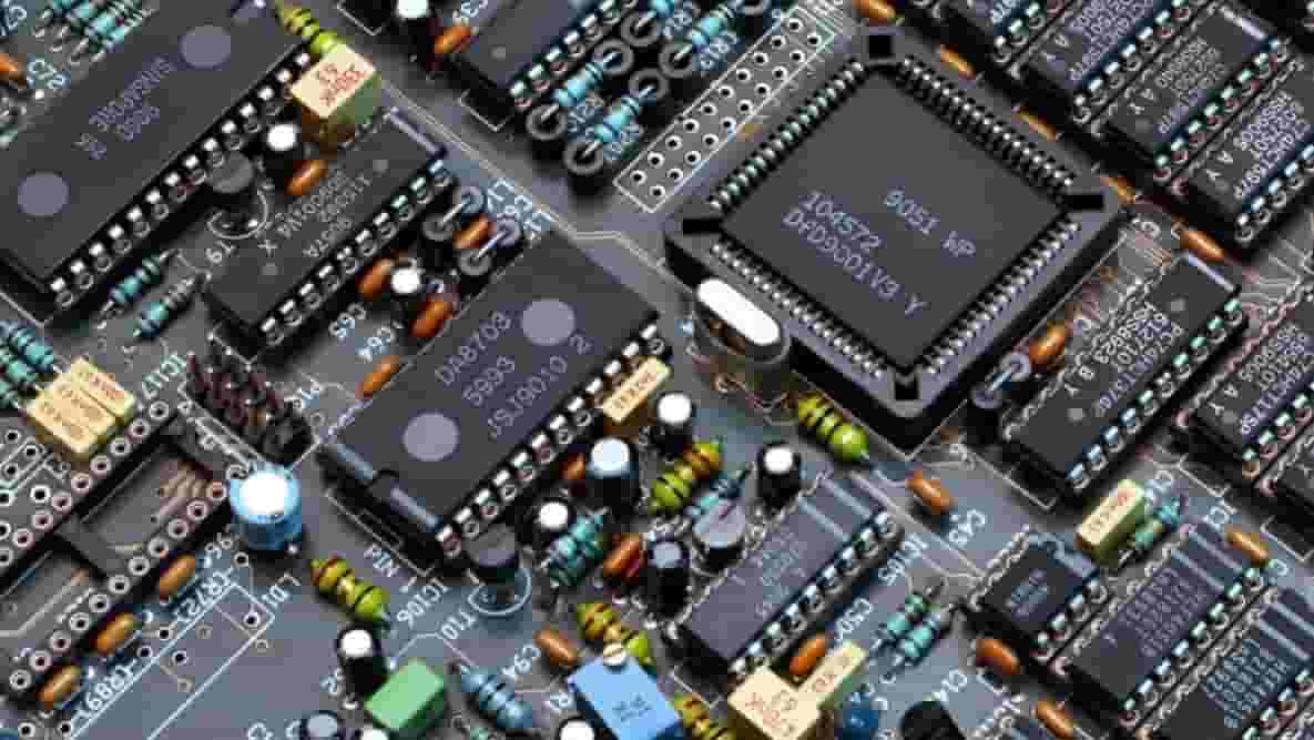 Featured image of Microprocessor vs Microcontroller: The Differences
