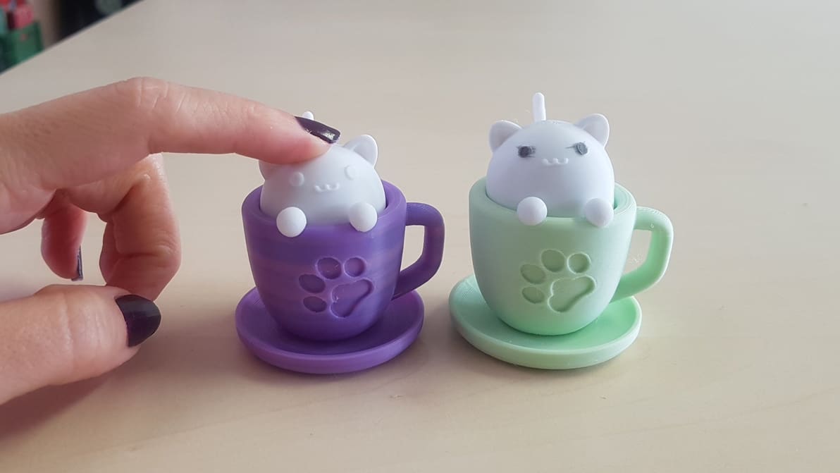 Imagen principal de Alivie el estrés golpeando suavemente un gato en una taza
