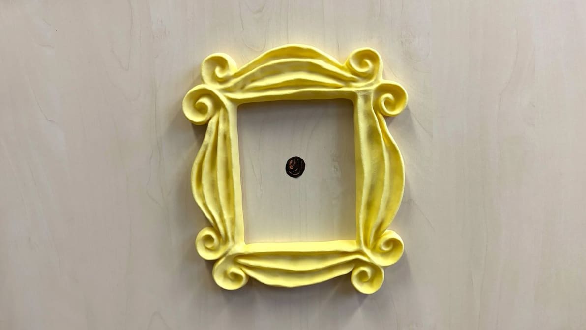 Imagem de destaque Moldura de olho mágico inspirada em Friends para a sua porta