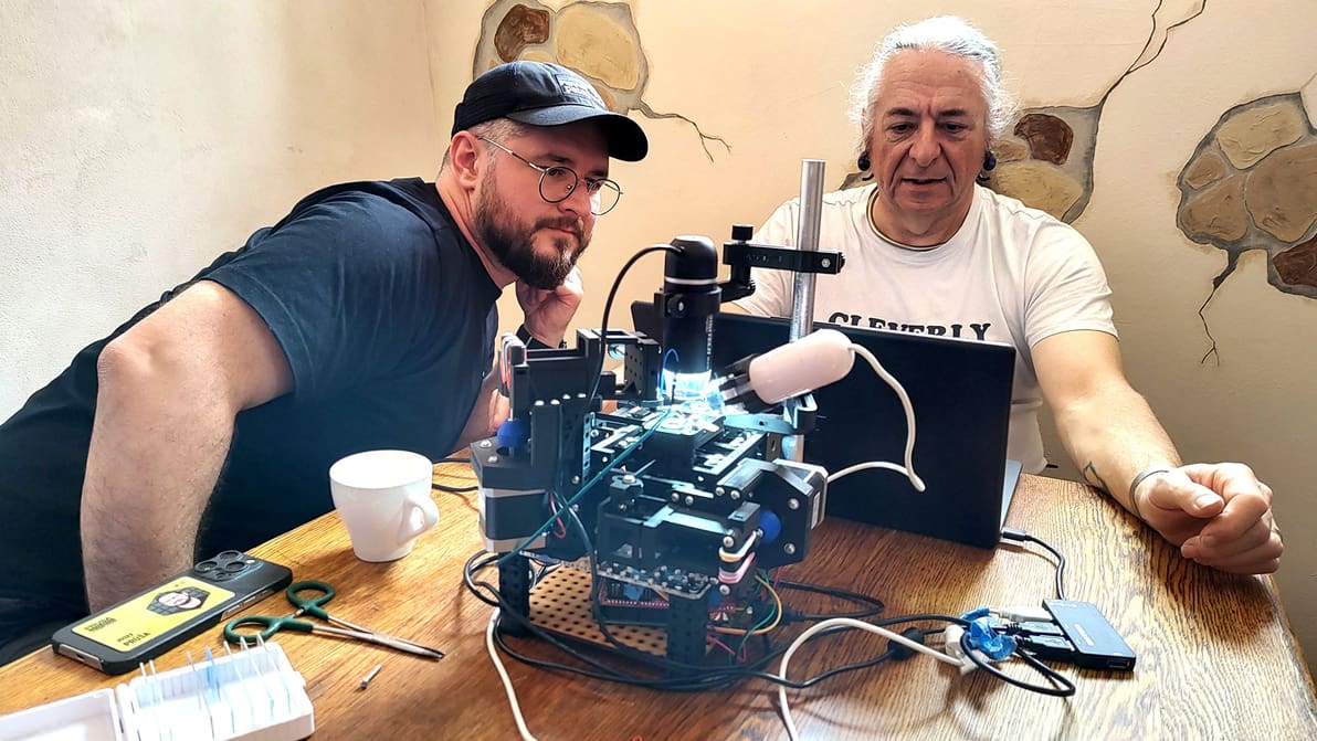 Imagem de destaque Pioneiro do RepRap retorna com uma impressora 3D DIY que atinge precisão em nível micro