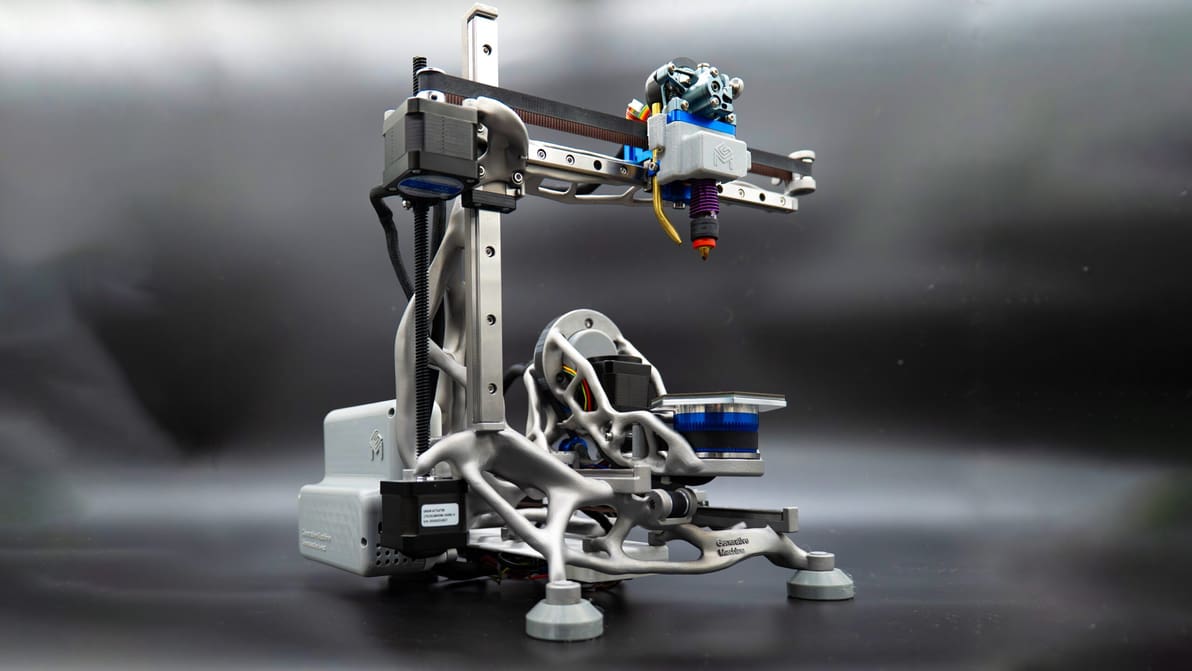 Imagem de destaque Eis uma nova impressora 3D de 5 eixos e design generativo que cabe em sua mesa