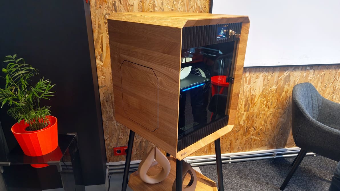 Imagem de destaque “Signature Oak”: uma impressora 3D de edição limitada lançada pela Prusa