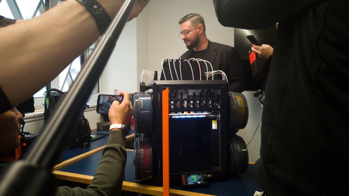 Imagem de destaque Prusa prepara lançamento de trocador de bicos sem purga com tecnologia Bondtech