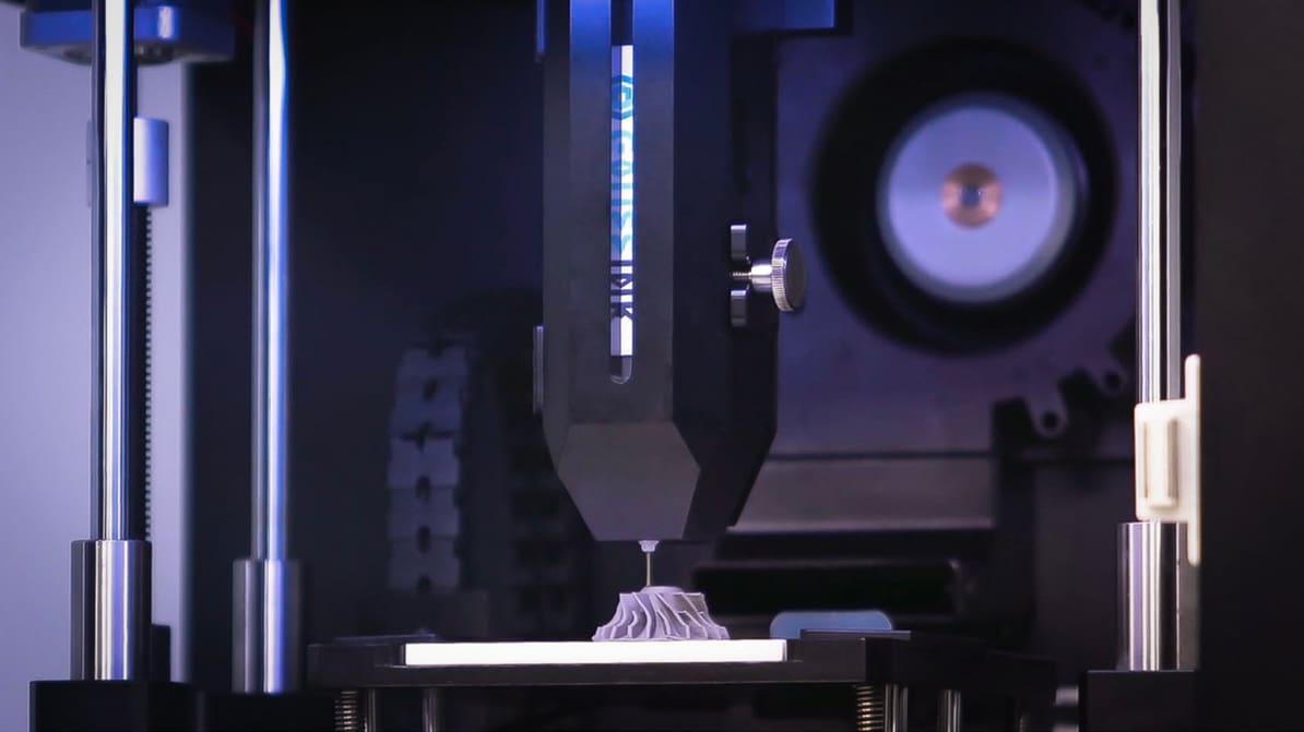 Imagem de destaque Esta nova impressora 3D de metal para escritório usa “tinta” em vez de pó