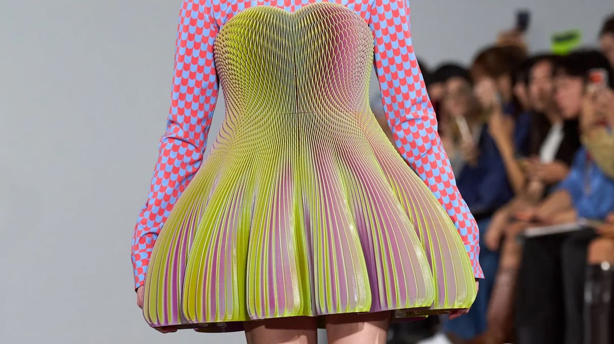 Featured image of How an Uncomfortable 3D Printed Dress Stole the Spotlight at This Week’s Paris Fashion Show