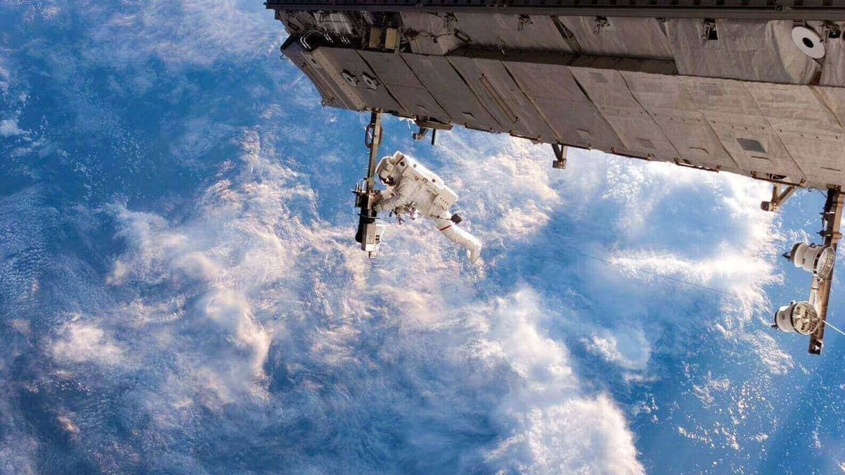 Featured image of Students Fly in Vomit Comet to Test Out 3D Printed Bioplastic Tools