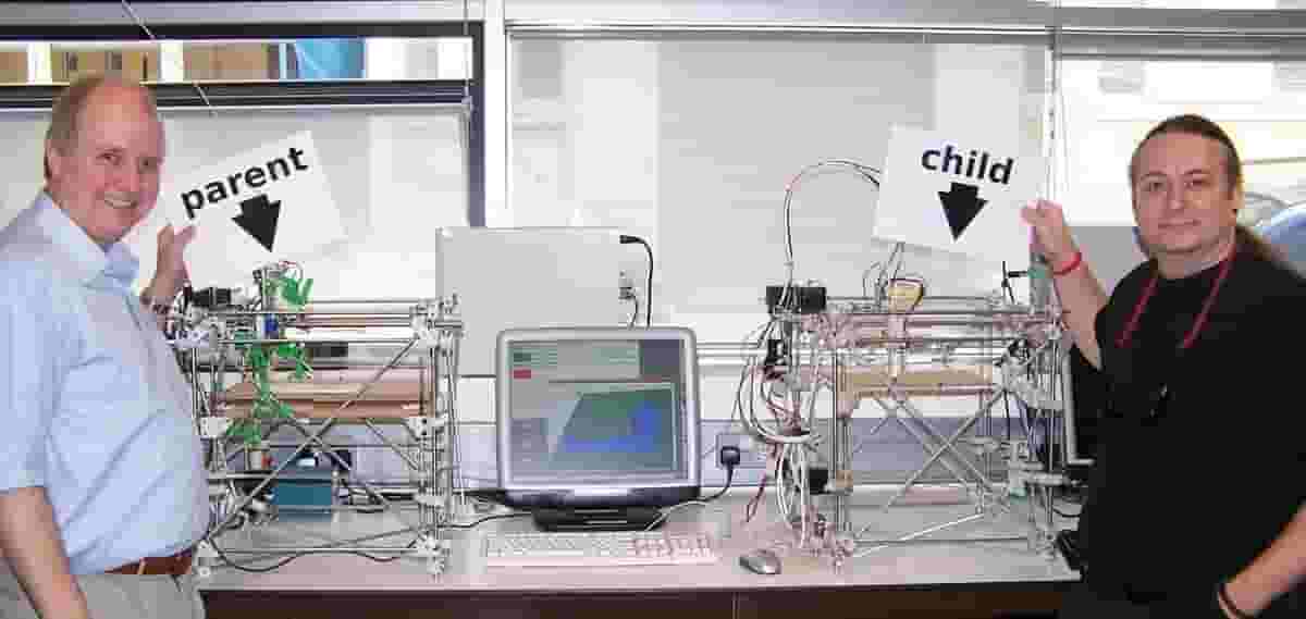 RepRap-pioniers Adrian Bowyer en Vic Oliver tonen de eerste 3D-printerreplicatie
