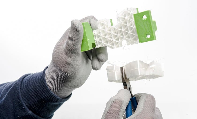 Ultimaker Breakaway supports being removed.