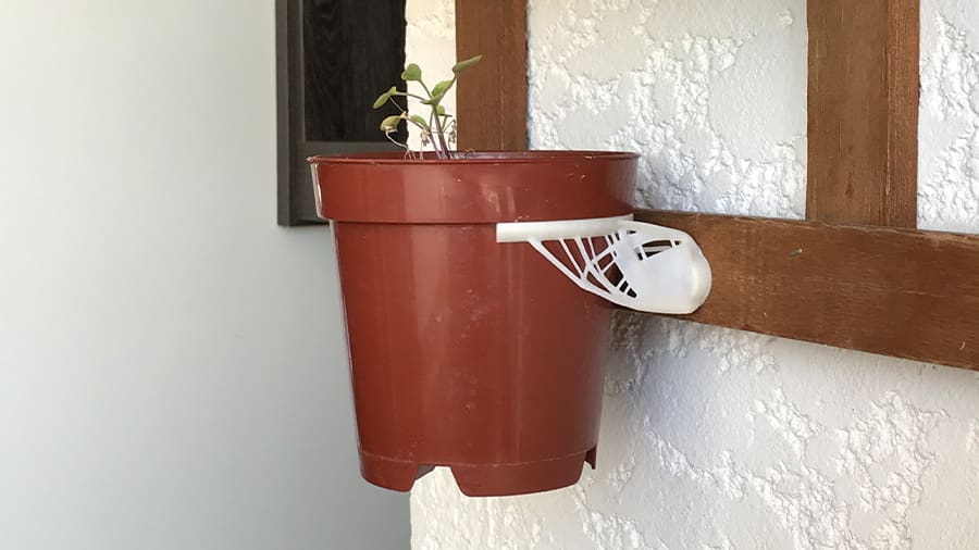 Installation was quite easy and the planter seem to be very well supported