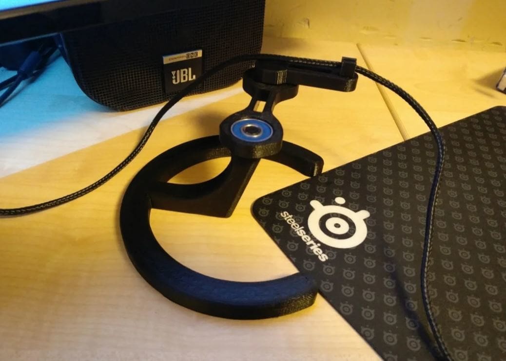 This roating mouse bungee uses two standard 22 mm ball bearings to function