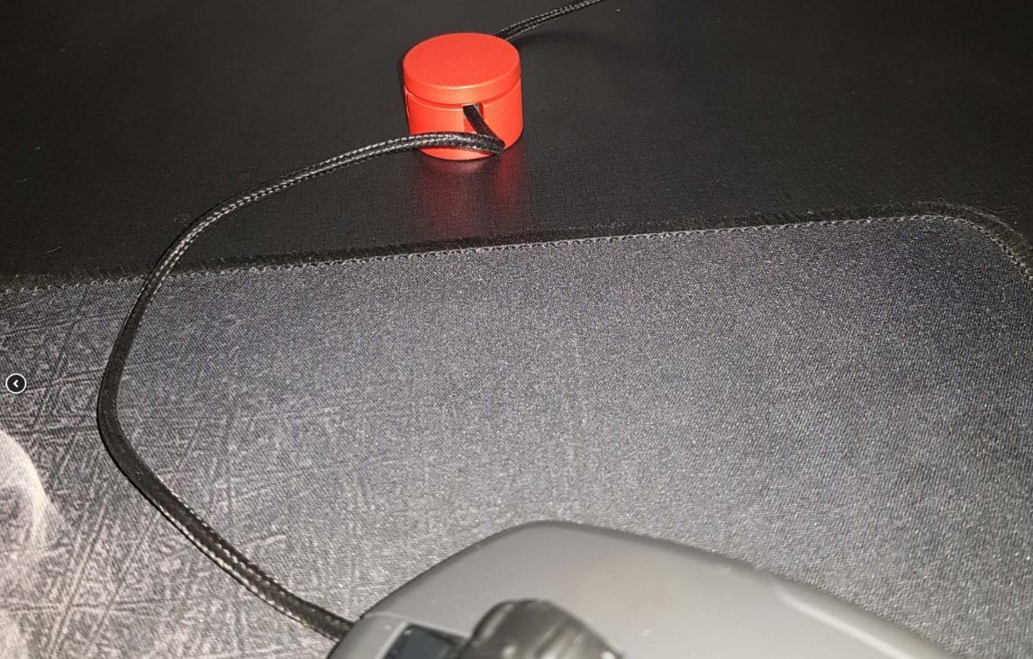 This low-elevation mouse bungee consists of two easily-attached parts