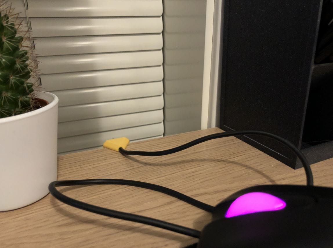 This low-elevation mouse bungee can fit 17-mm cables