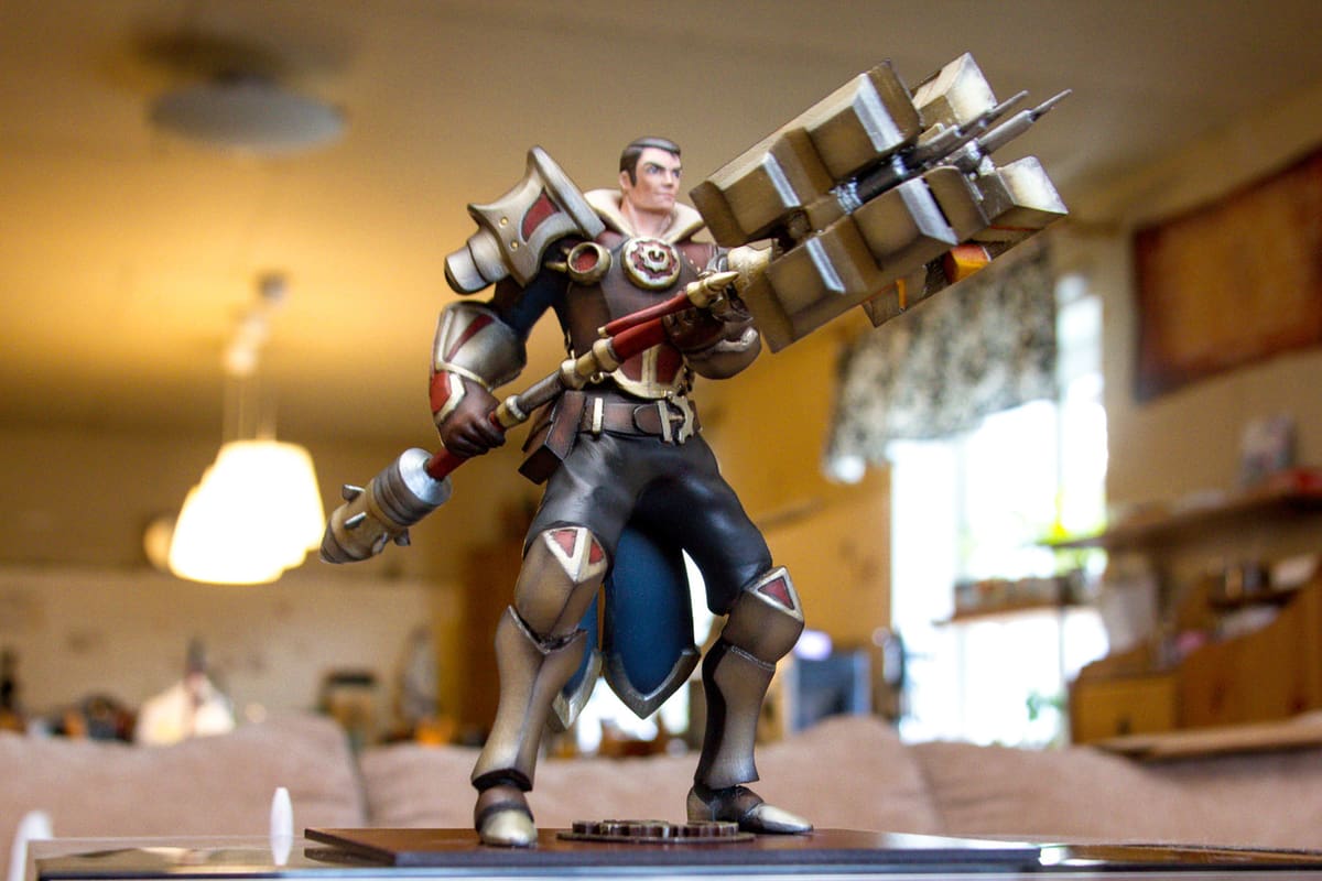 An beautifully painted SLA print of Jayce and his Hammer Cannon