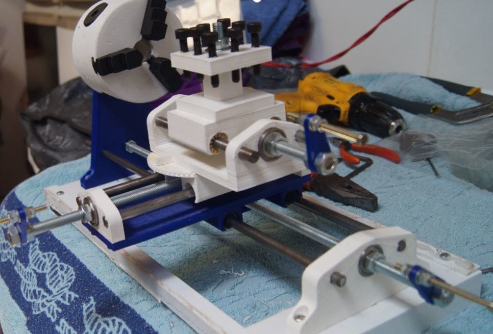 This design is meant to demonstrate how a lathe works but not to cut