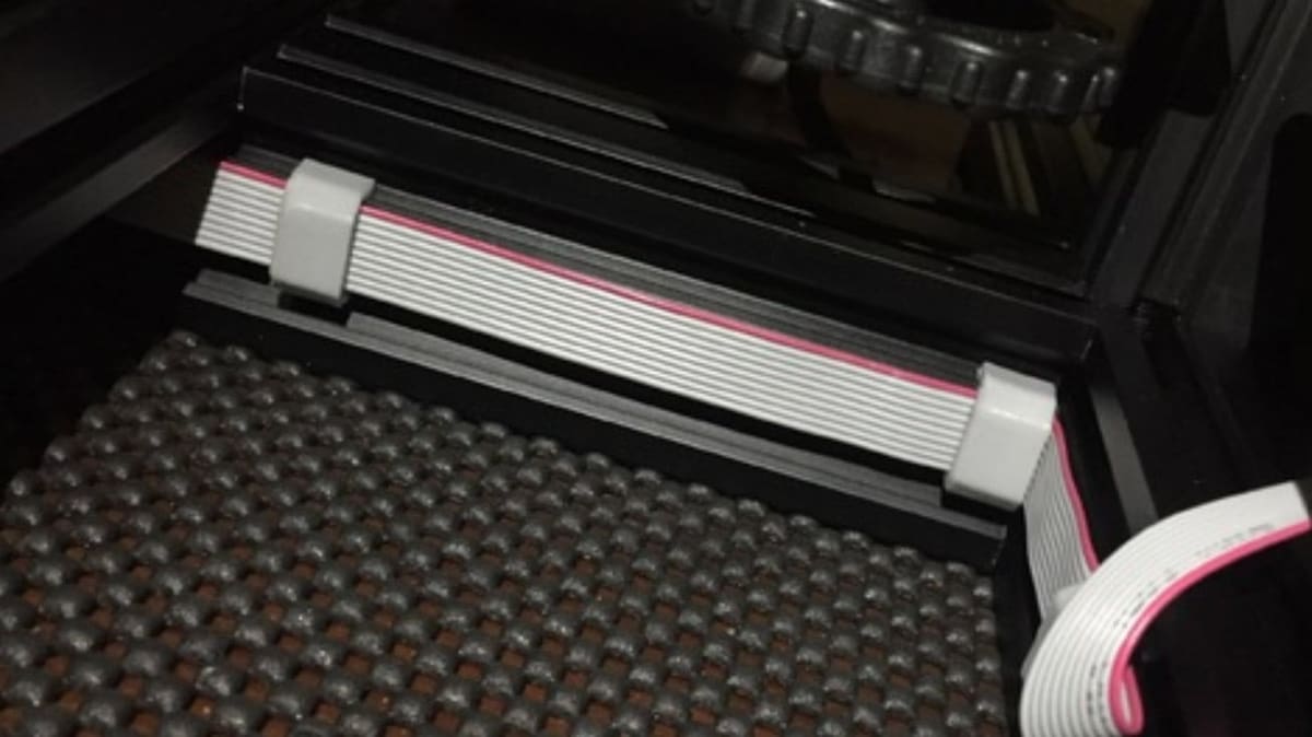 Imagen de Mejoras Creality Ender 3 (V2/Pro/Max): Pinza plana para los cables de la pantalla