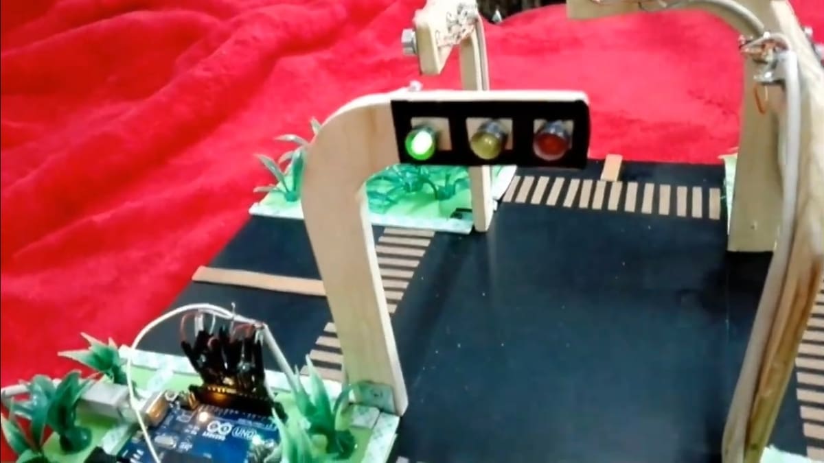 Make sure your robotic cars don't crash with these traffic lights