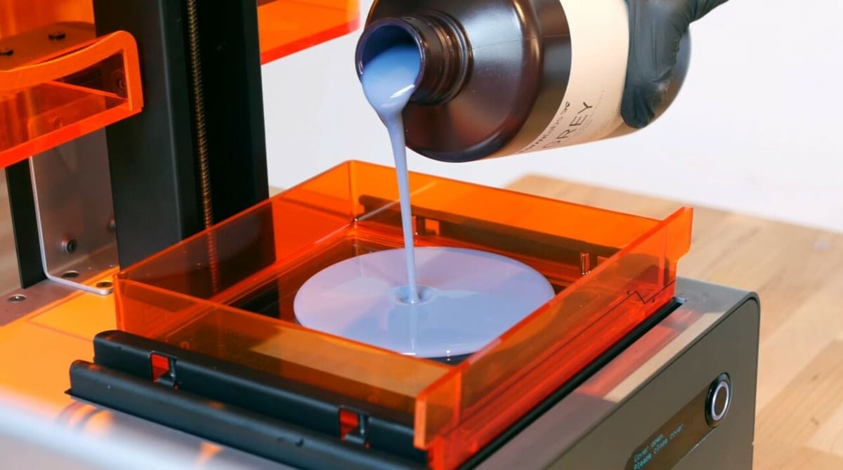 Pouring resin over the vat surface