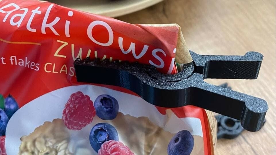 A bag clip in action