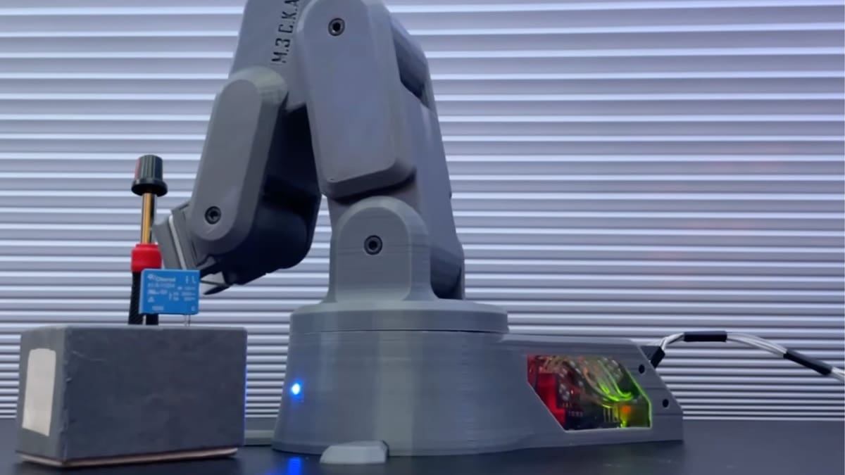 Image of Cool Arduino Projects: Compact 3D Printed Robotic Arm & Controller