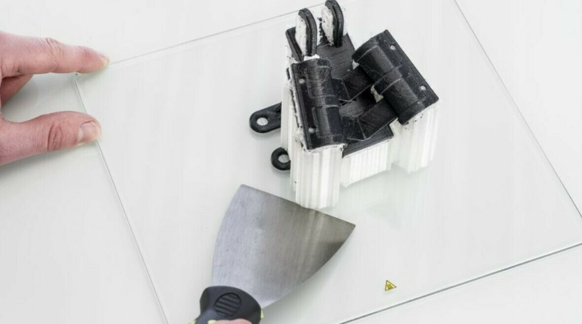 Using a Glass Scraper for cleaning 3D Printer Bed