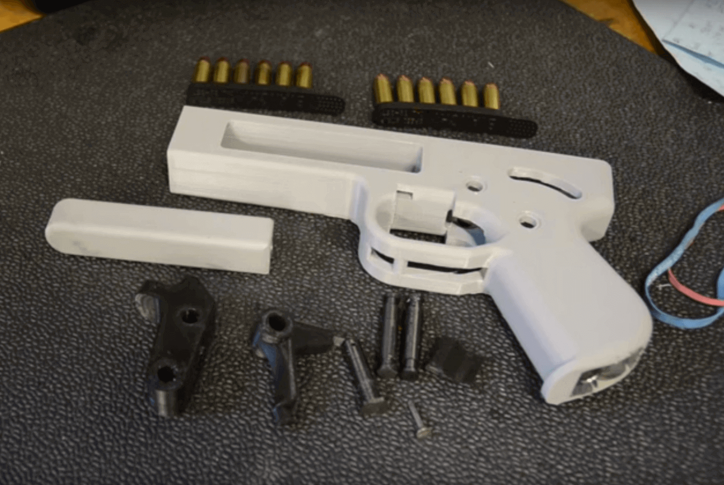 Myre vitalitet Anonym 3D Printed Gun "Songbird" Uses Nails And Office Supplies | All3DP