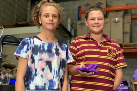 Haley y Connor, los primeros niños que obtuvieron sus prótesis hechas con impresión 3D y plástico reciclado.