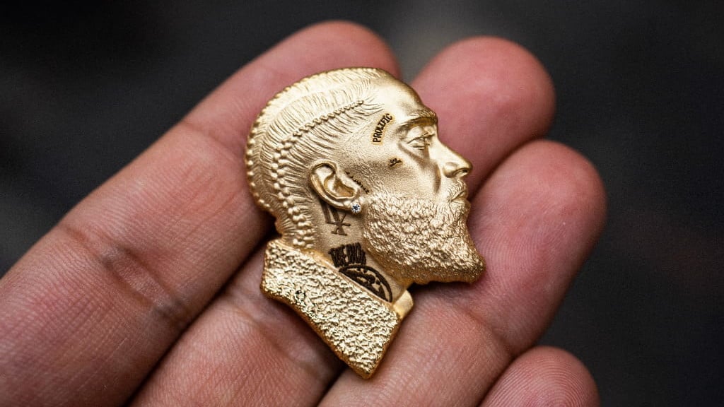rapper-nipsey-hussle-immortalised-in-3d-printed-gold-pendant-all3dp