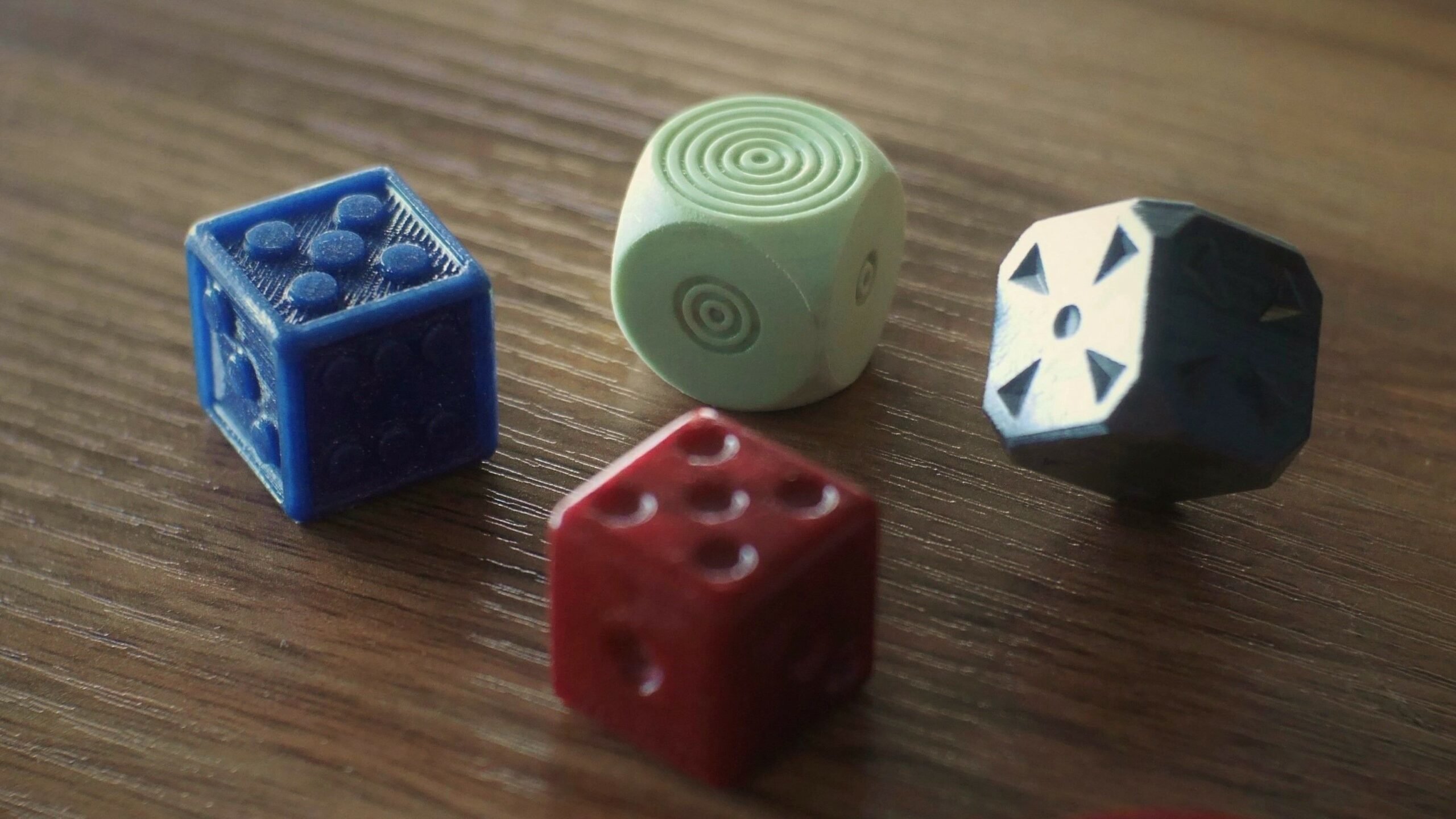 3D file Dice Shelves and Desk - Side Quest Shop - PRESUPPORTED -  Illustrated and Stats - 32mm scale・Design to download and 3D print・Cults