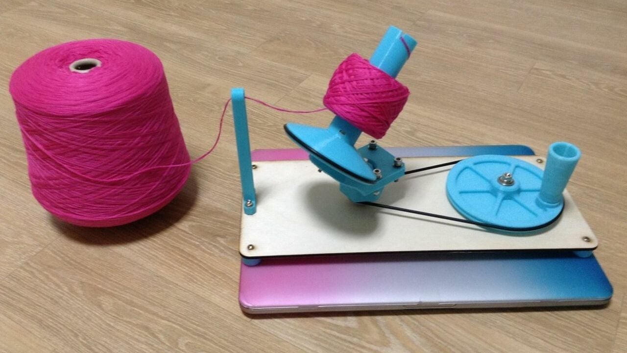 Wooden Yarn Ball Holder Spinning Knitting Tools Beginner Crochet Tools  Durable Presents Wool Yarn Dispenser 